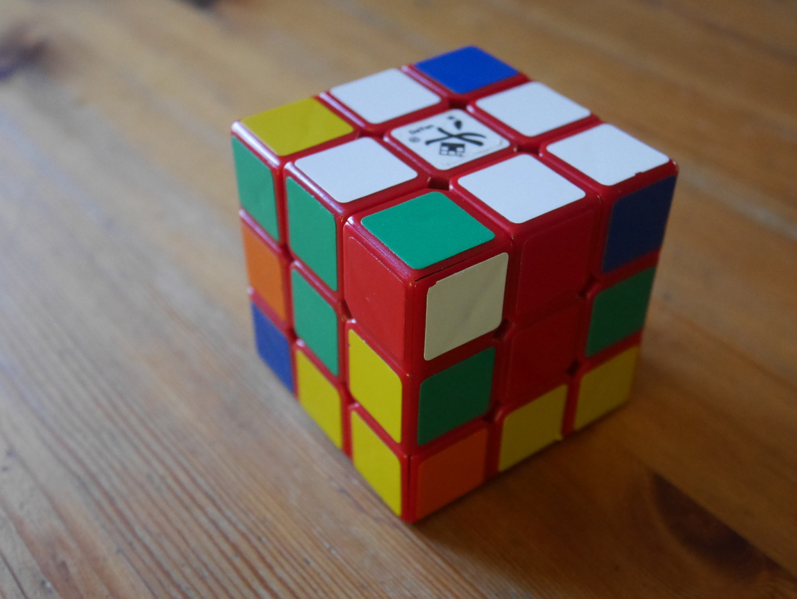 Croix blanche alignée avec les axes du cube